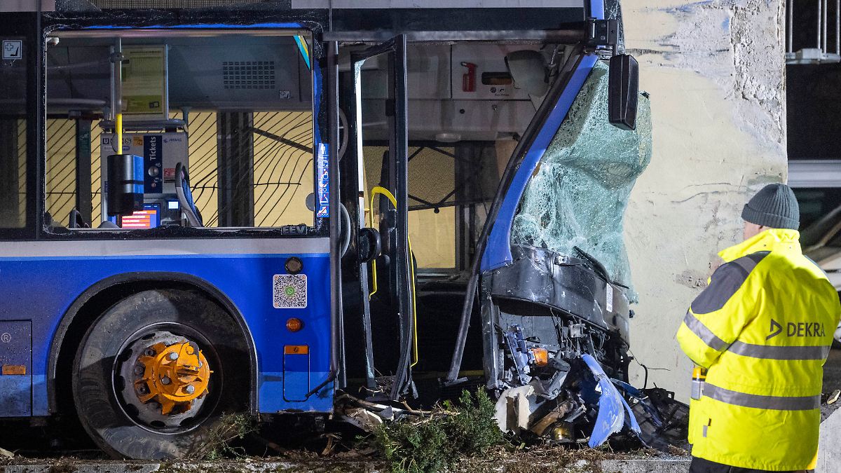 Gegen-Hauswand-gefahren-13-J-hrige-stirbt-bei-tragischem-Busunfall-in-M-nchen