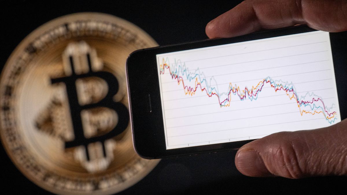 Kurs-f-llt-seit-Monaten-Bitcoin-f-hrt-sich-im-Langzeittief-fest