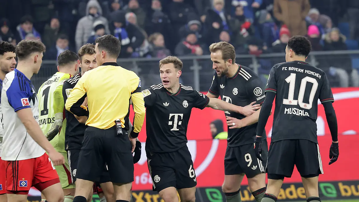Joshua-Kimmich-Harry-Kane-FC-Bayern-Muenchen-Schiedsrichter-Harm-Osmers-Fussball-Herren-Saison-2025-2026-1-Liga-Volksparkstadion-Hamburger-SV-gegen-FC-Bayern-Muenchen-2-2-DFL-REGULATIONS-PROHIBIT-ANY-USE-OF-PHOTOGRAPHS-AS-IMAGE-SEQUENCES-AND-OR-QUASI-VIDEO