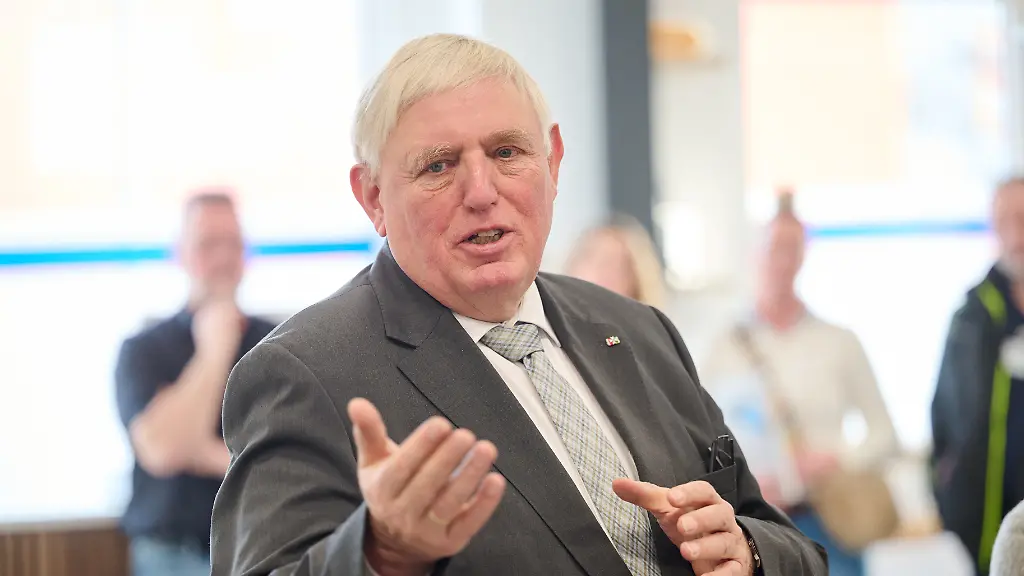 Karl-Josef-Laumann-Landesgesundheitsminister-in-Nordrhein-Westfalen-spricht-im-Digitalen-Facharzt-und-Gesundheitszentrum-DFGZ-zu-Journalisten-In-laendlichen-Regionen-in-denen-es-immer-weniger-Hausaerzte-gibt-sollen-die-digital-mit-Aerzten-vernetzten-und-KI-unterstuetzten-hausaerztlichen-Versorgungsassistenten-eine-Luecke-schliessen-helfen-Der-Landesgesundheitsminister-sowie-Projektverantwortliche-stellen-das-Modellprojekt-DIHVA-digitale-hausaerztliche-Versorgungsassistenz-mit-der-Techniker-Krankenkasse-vor