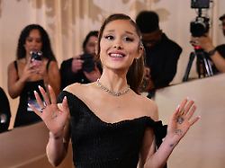 Sechster Finger an linker Hand: Ariana Grande erleidet in der "Vogue" kuriose Photoshop-Panne