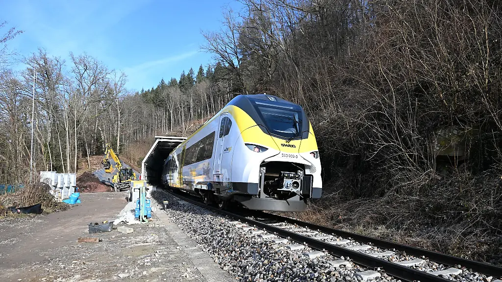 Am-Sonntagmorgen-koennen-Reisende-erstmals-die-reaktivierte-Hesse-Bahn-nutzen