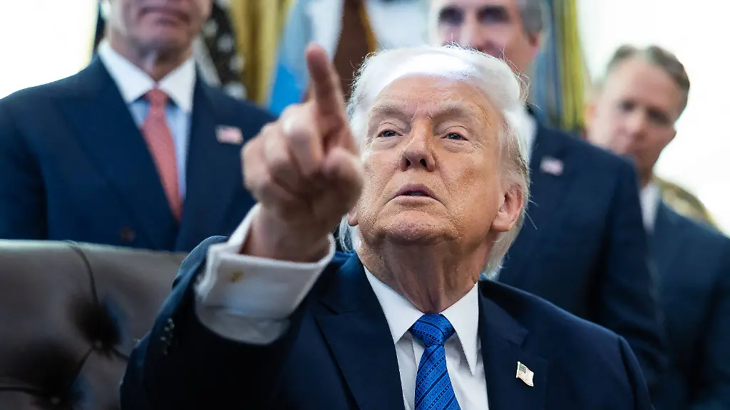 White-House-President-Donald-Trump-signs-executive-orders-in-the-Oval-Office-at-the-White-House-Jan-30-2026-Photo-by-Francis-Chung-Pool-ABACAPRESS