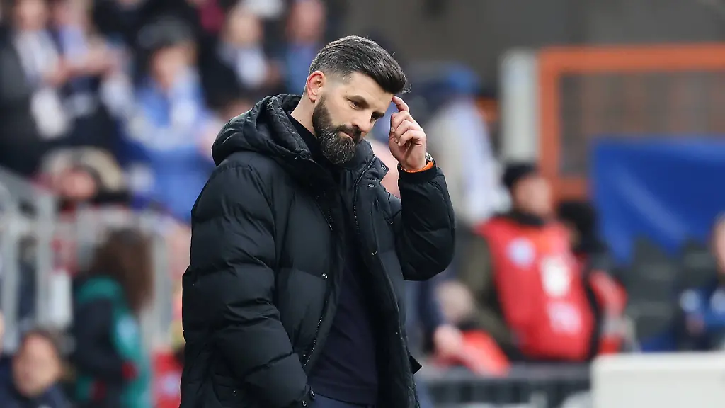 Bochum-Germany-31-01-26-Miron-Muslic-Cheftrainer-FC-Schalke-04-guckt-enttaeuscht-waehrend-des-Spiels-der-2-Bundesliga-zwischen-VfL-1848-Bochum-FC-Schalke-04-im-Vonovia-Ruhrstadion-in-Bochum-Photo-by-Joachim-Bywaletz-DFB-DFL-REGULATIONS-PROHIBIT-ANY-USE-OF-PHOTOGRAPHS-AS-IMAGE-SEQUENCES-AND-OR-QUASI-VIDEO