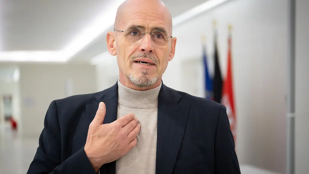 Brandenburgs-BSW-Fraktionschef-Niels-Olaf-Lueders-kritisiert-dass-kein-Vertreter-der-Opposition-in-der-Kontrollkommission-des-Landtags-fuer-den-Verfassungsschutz-vertreten-ist-Archivbild