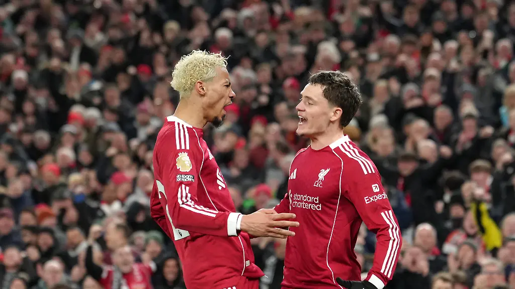 Fussball-Premier-League-England-FC-Liverpool-Newcastle-United-24-Spieltag-Liverpools-Hugo-Ekitike-l-und-Liverpools-Florian-Wirtz-feiern-den-ersten-Treffer-ihrer-Mannschaft