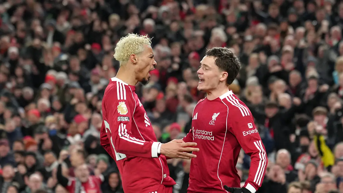 Fussball-Premier-League-England-FC-Liverpool-Newcastle-United-24-Spieltag-Liverpools-Hugo-Ekitike-l-und-Liverpools-Florian-Wirtz-feiern-den-ersten-Treffer-ihrer-Mannschaft
