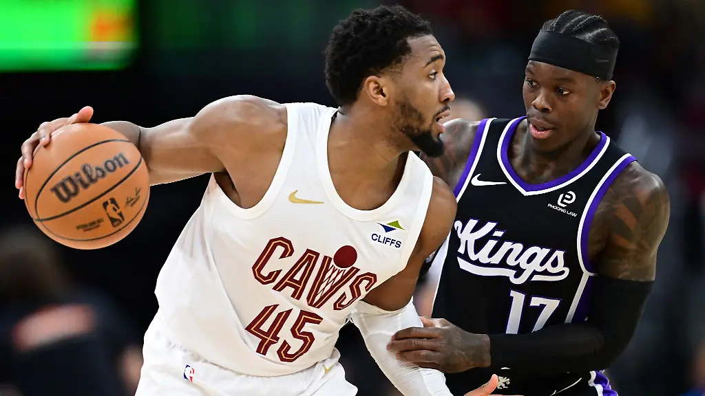 Hier-spielten-sie-noch-gegeneinander-Nun-wechselt-Dennis-Schroeder-re-zu-den-Cleveland-Cavaliers-um-Donovan-Mitchell