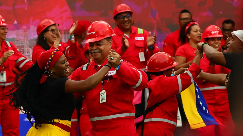 Arbeiter-aus-dem-Erdoelsektor-nehmen-an-einer-Demonstration-teil-um-eine-Gesetzesinitiative-zur-Reform-der-Oelindustrie-zu-unterstuetzen