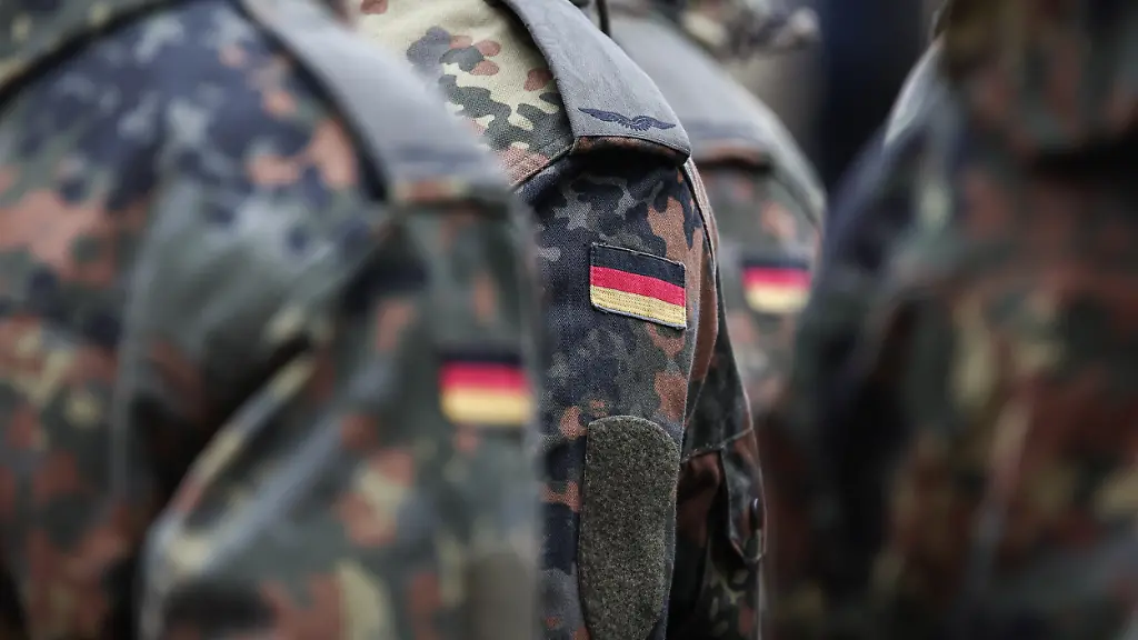 Soldaten-tragen-Deutschlandflaggen-auf-ihrer-Uniform-Rund-160-Rekrutinnen-und-Rekruten-des-Luftwaffenausbildungsbataillons-aus-Roth-und-des-Heimatschutzregiments-5-aus-Hessen-mit-Sitz-in-Thueringen-legten-ihren-Diensteid-ab