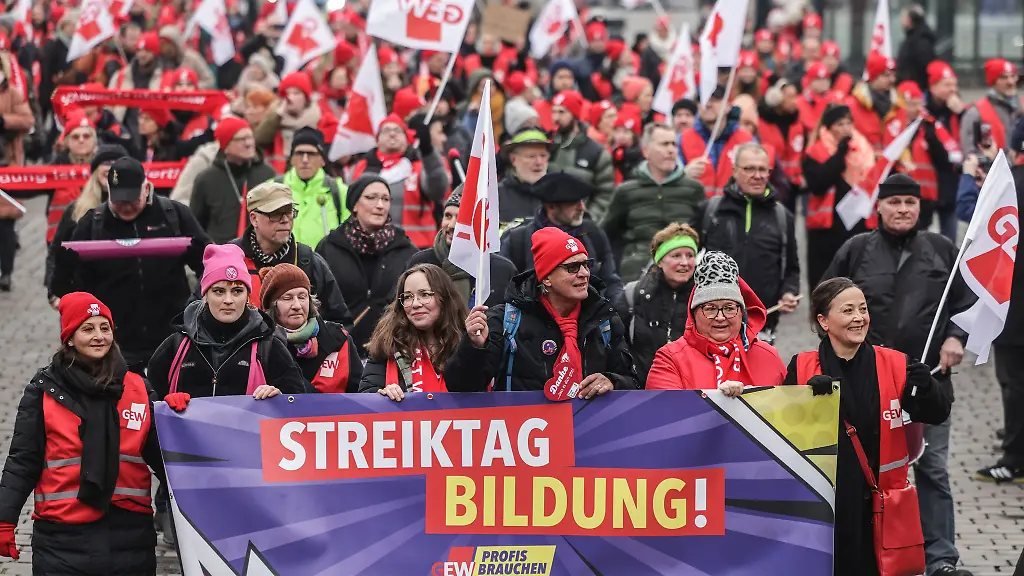 In-einigen-Regionen-von-NRW-hat-sie-GEW-zu-neuen-Warnstreiks-an-Schulen-aufgerufen