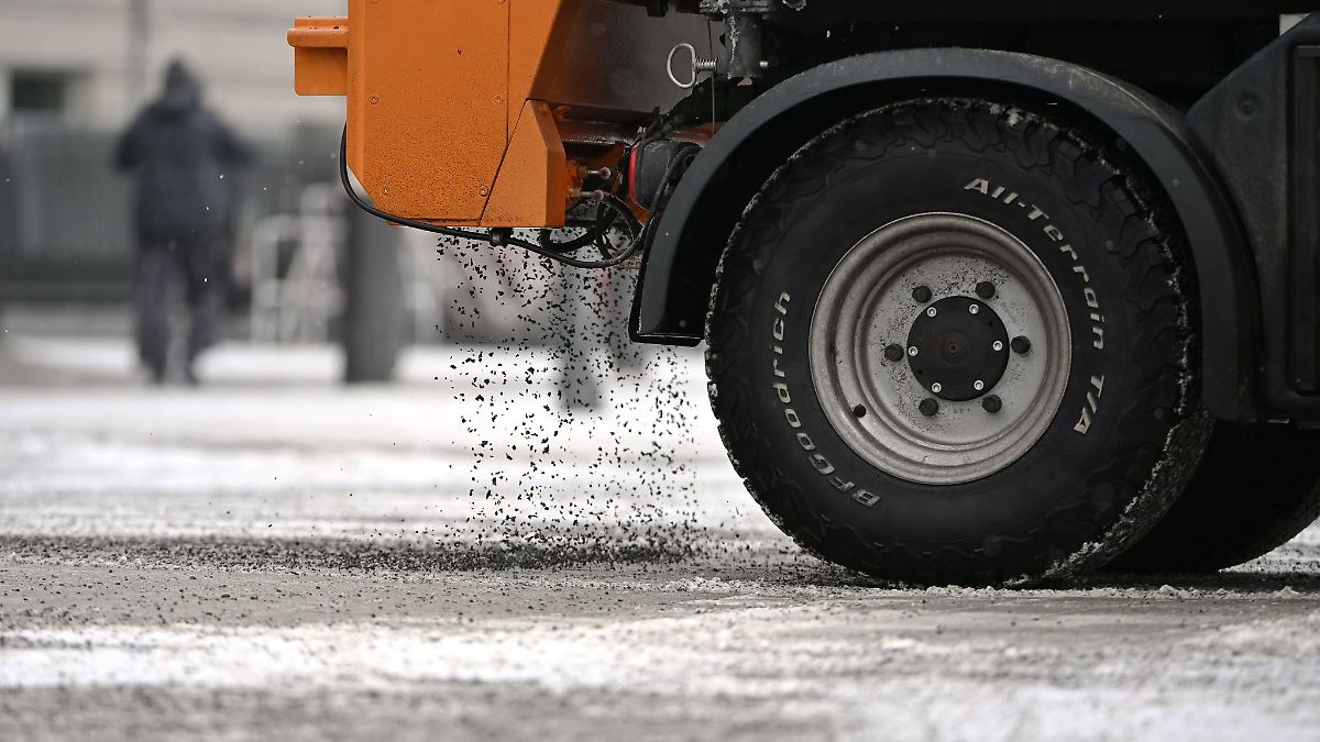 Streuwagen verliert in Mechernich Öl – Straßen gesperrt