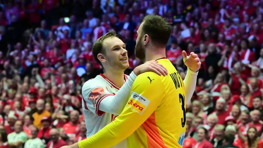 Handball-EM-Deutschland-Daenemark-Hauptrunde-Gruppe-1-3-Spieltag-Jyske-Bank-Boxen-Mathias-Gidsel-l-Daenemark-umarmt-nach-dem-Spiel-Torhueter-Andreas-Wolff-Deutschland
