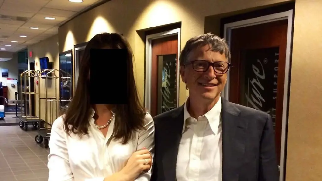 December-18-2025-Unknown-Unknown-Unknown-DATE-and-LOCATION-UNIDENTIFIED-House-Oversight-Dems-release-new-photos-from-Jeffrey-Epsteinas-estate-to-the-public-BILL-GATES-with-an-unknown-person-whose-face-is-redacted