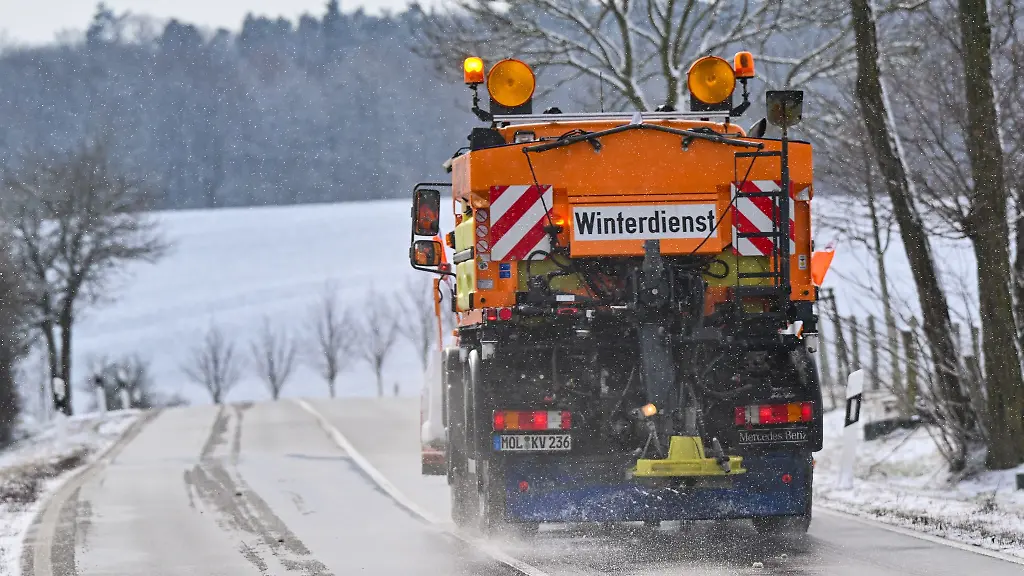 Glatte-Strassen-muessen-gestreut-werden-Der-Landesbetrieb-Strassenwesen-Brandenburg-ist-fuer-den-Winterdienst-auf-Bundes-und-Landstrassen-aber-auch-Radwegen-zustaendig