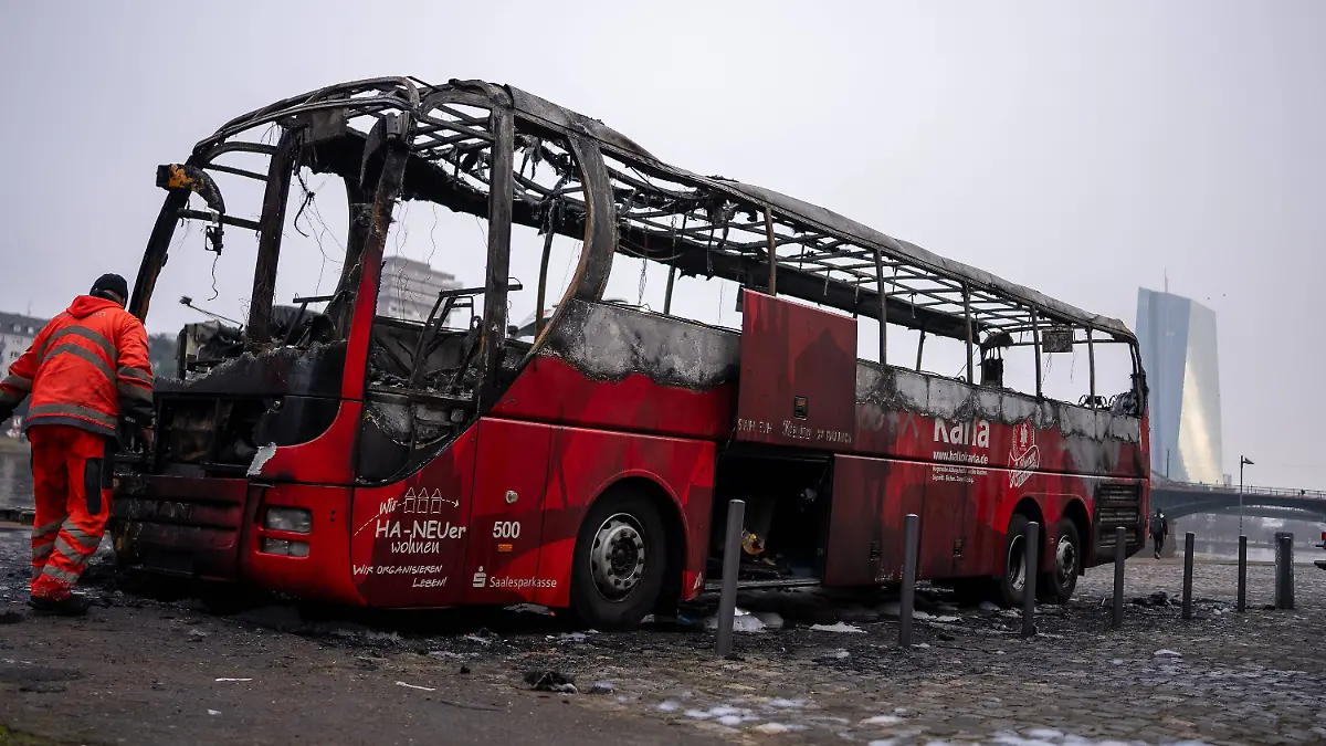 Fussball-Mannschaftsbus-in-Flammen-In-der-Nacht-zum-01-02-2026-brannte-am-Mainufer-in-Frankfurt-Sachsenhausen-ein-Reisebus-vollstaendig-aus-Es-handelte-sich-um-den-Mannschaftsbus-der-U19-des-Halleschen-FC-Die-Feuerwehr-loeschte-den-Brand-mit-vier-Strahlrohren-und-26-Kraeften-Verletzt-wurde-niemand-Der-Verein-geht-von-Brandstiftung-aus-und-zeigte-sich-in-einer-Stellungnahme-schockiert-Die-Polizei-hat-die-Ermittlungen-aufgenommen