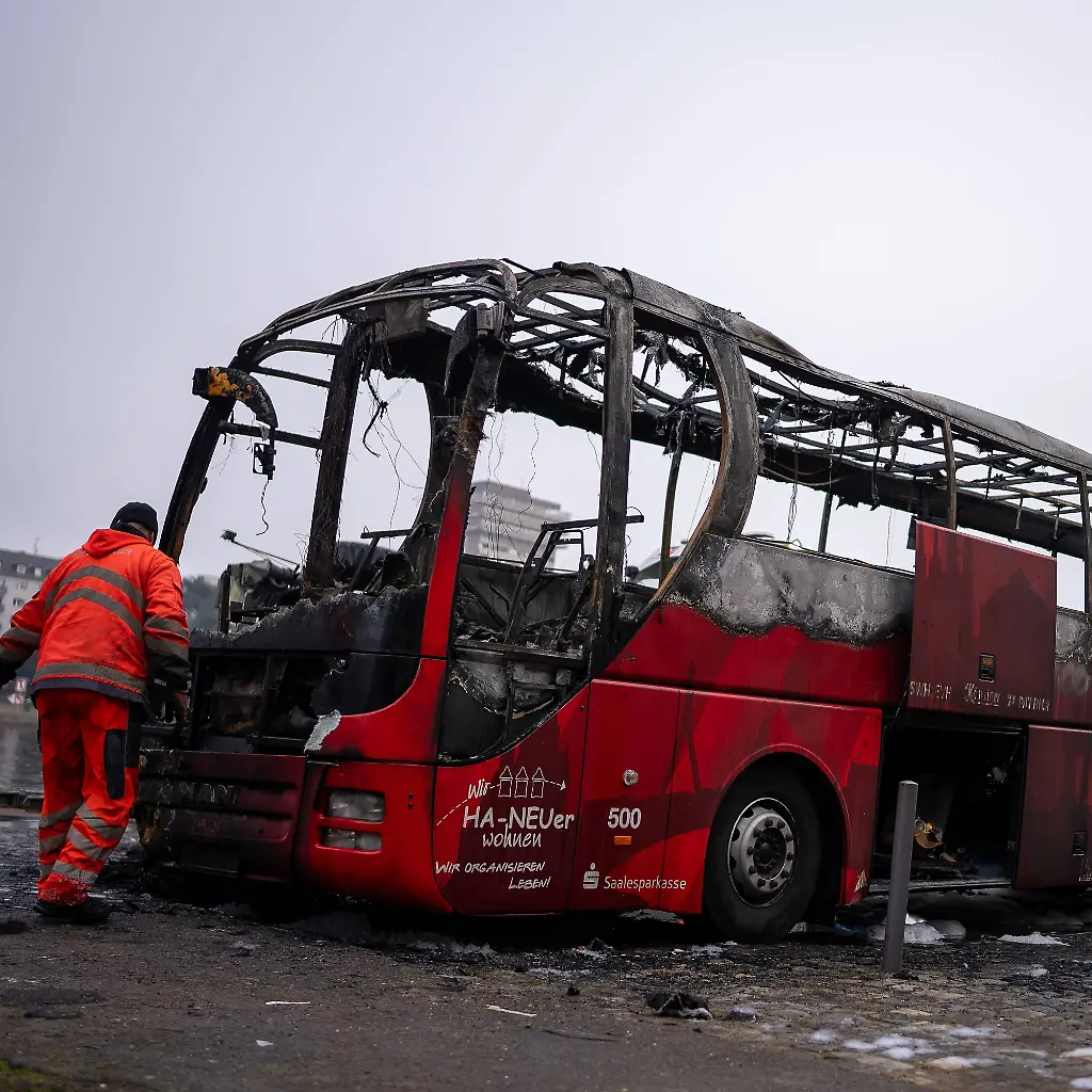 Fussball-Mannschaftsbus-in-Flammen-In-der-Nacht-zum-01-02-2026-brannte-am-Mainufer-in-Frankfurt-Sachsenhausen-ein-Reisebus-vollstaendig-aus-Es-handelte-sich-um-den-Mannschaftsbus-der-U19-des-Halleschen-FC-Die-Feuerwehr-loeschte-den-Brand-mit-vier-Strahlrohren-und-26-Kraeften-Verletzt-wurde-niemand-Der-Verein-geht-von-Brandstiftung-aus-und-zeigte-sich-in-einer-Stellungnahme-schockiert-Die-Polizei-hat-die-Ermittlungen-aufgenommen