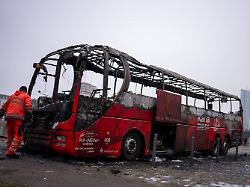 "Tief erschüttert, fassungslos": Teambus brennt nach Brandanschlag völlig aus