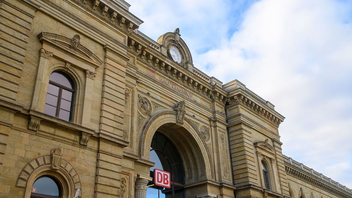Mehrere Männer greifen Bundespolizisten an