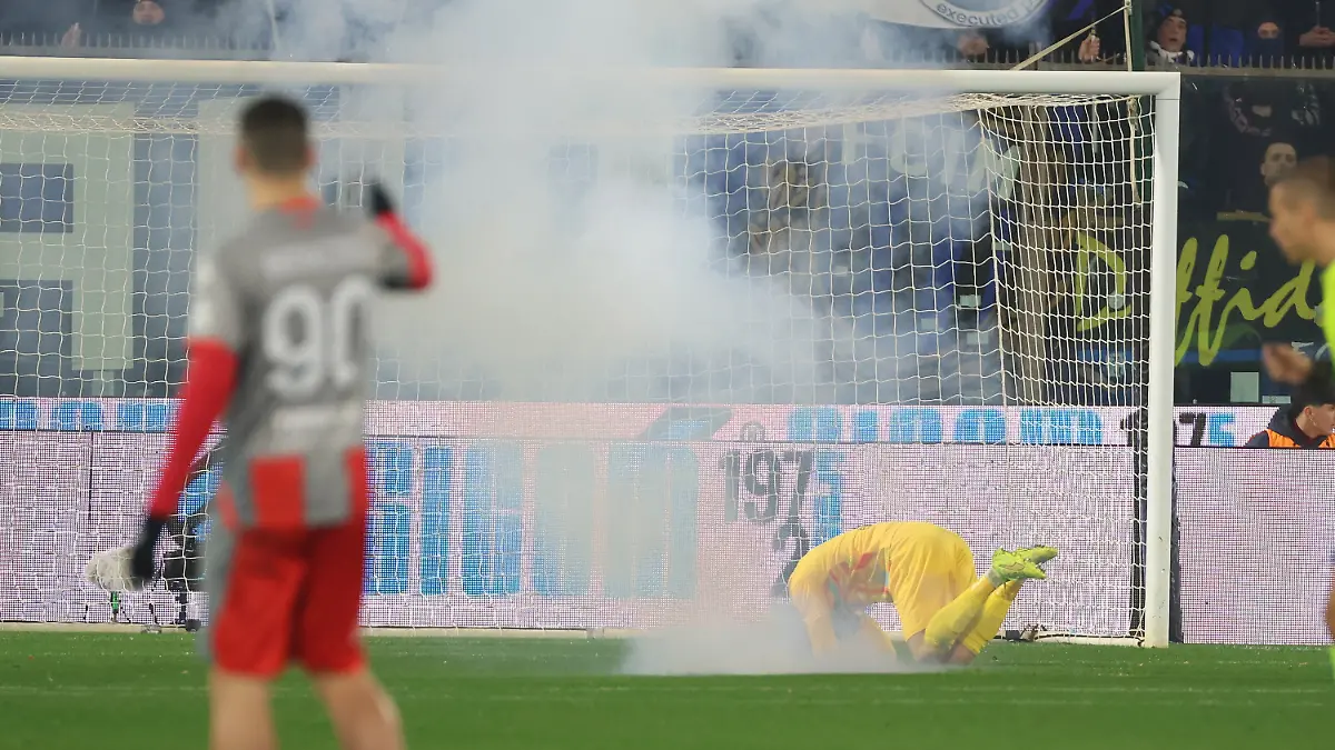 Fans-throw-a-flair-towards-Cremonese-s-goalkeeper-Emil-Audero-during-the-Serie-A-soccer-match-between-Cremonese-and-Inter-in-Cremona-Italy-Sunday-Feb-2026