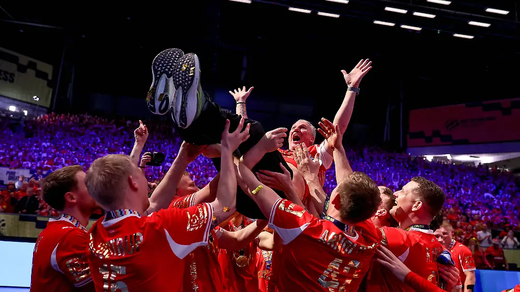 01-02-2026-Handball-Men-s-EHF-EURO-2026-Deutschland-Daenemark-Jyske-Bank-Boxen-in-Herning-Final-Daenemark-ist-Europameister-Die-Mannschaft-feiert-den-Sieg-jubelnd-auf-dem-Spielfeld
