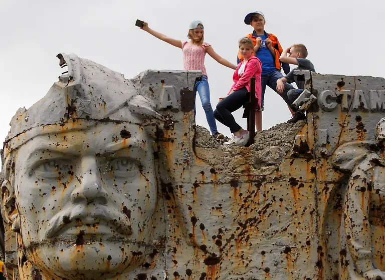 2019-05-08T124048Z-775626247-RC19AE5D3B90-RTRMADP-3-WW2-ANNIVERSARY-UKRAINE-DONETSK