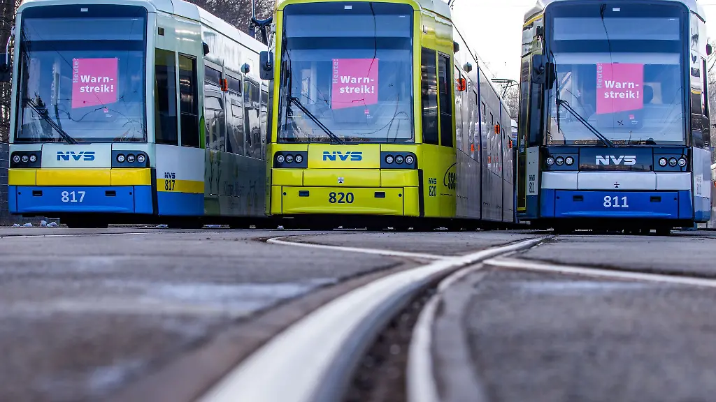Auf-Bus-und-Strassenbahn-warten-viele-Menschen-in-Mecklenburg-Vorpommern-am-Montag-wohl-vergeblich