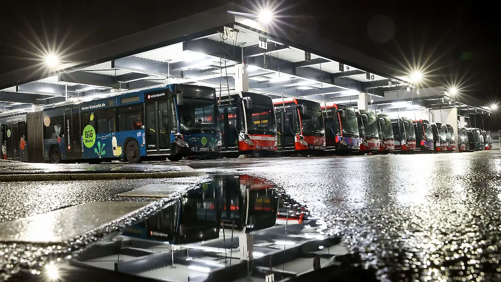 Wegen-eines-Warnstreiks-bleiben-am-Montag-die-meisten-Busse-der-Hamburger-Hochbahn-und-der-Verkehrsbetriebe-Hamburg-Holstein-VHH-in-den-Depots-Auch-die-U-Bahnen-fahren-voraussichtlich-nicht