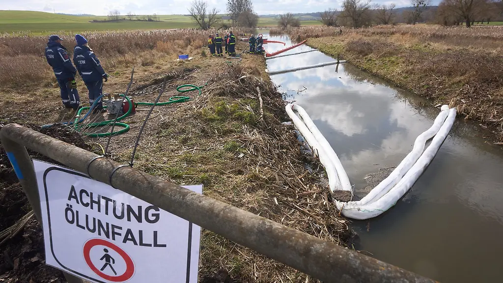 Bei-dem-Oelunfall-waren-viele-Helferinnen-und-Helfer-im-Einsatz