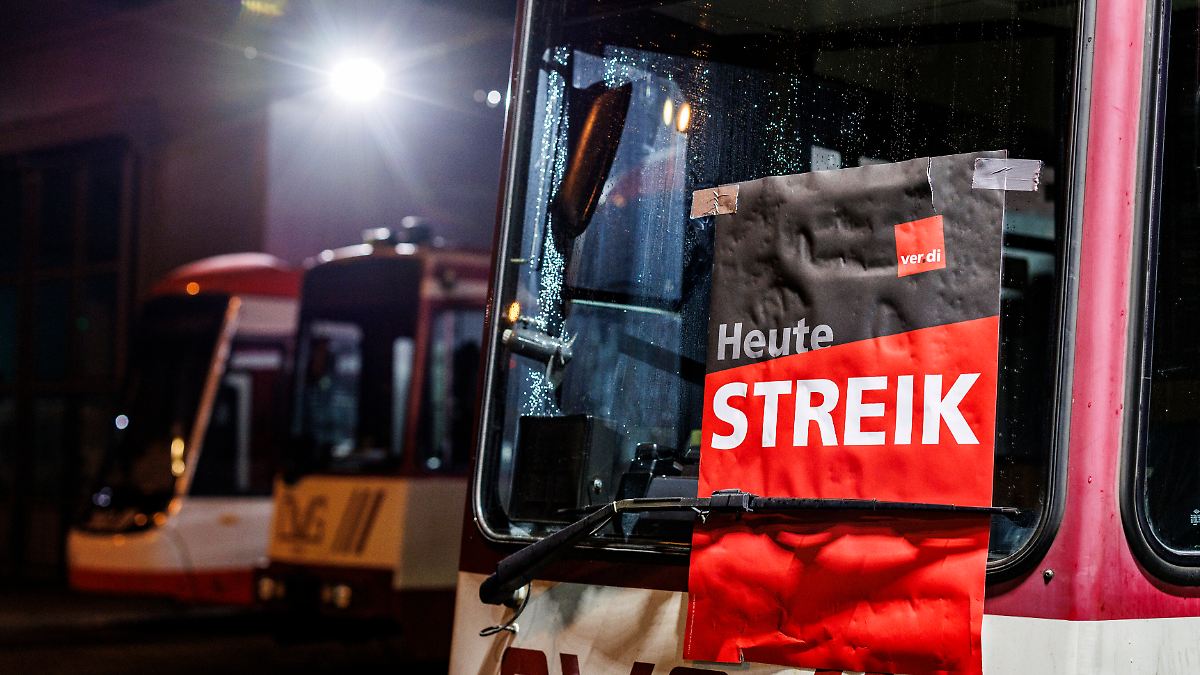 ADAC-erwartet-viel-Stau-Warnstreiks-legen-kommunalen-Nahverkehr-vielerorts-lahm