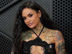 Anstecknadeln mit "ICE out": Musikstars attackieren US-Einwanderungspolitik bei Grammy-Verleihung