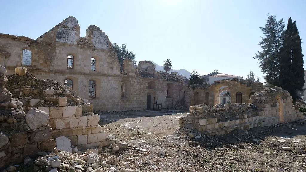 Die-Ruinen-einer-zerstoerten-griechisch-orthodoxen-Kirche-stehen-in-Antakya-im-Sueden-der-Tuerkei