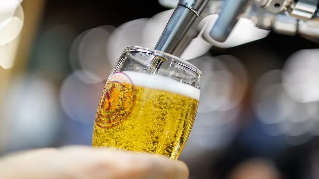 Am-Stand-der-finnischen-Maelzerei-Viking-Malt-auf-der-Getraenkemesse-BrauBeviale-zapft-ein-Mitarbeiter-ein-Bier