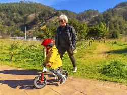 Bei Großvätern Effekt sehr klein: Großmütter, die ihre Enkel betreuen, sind geistig fitter