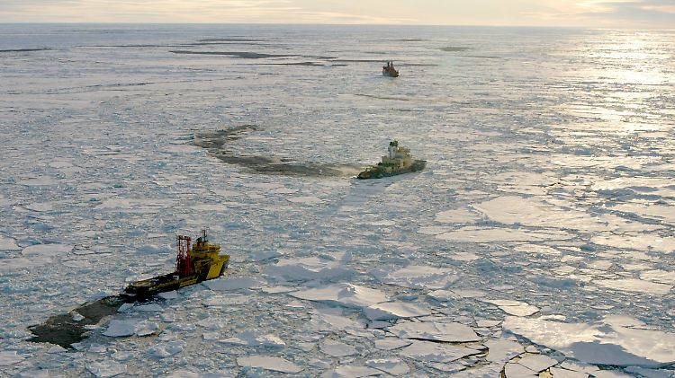 Ein Schiff auf dem Arktischen Ozean. Hier hat sich ein Pool aus relativ süßem Wasser gebildet. Vor rund 53,5 Millionen Jahren herrschte im Nordpolargebiet übrigens beinahe tropisches Klima.