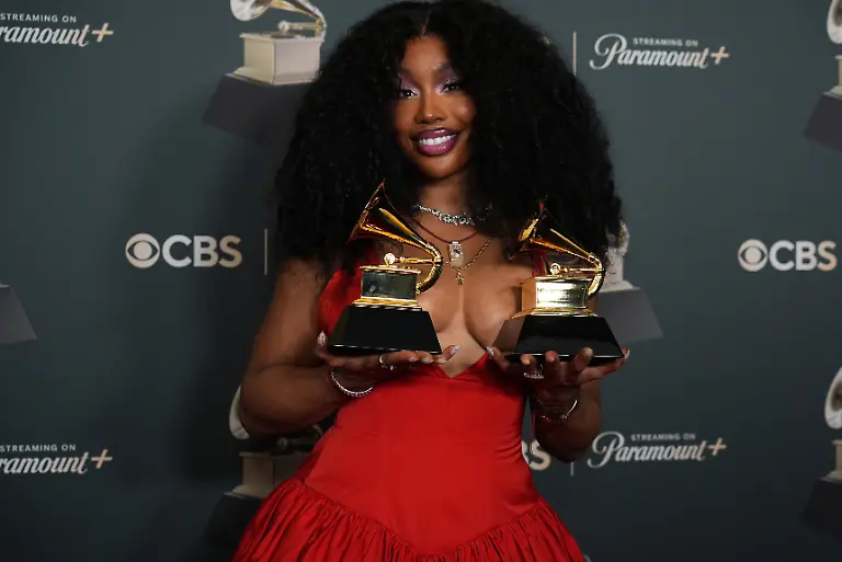 SZA-poses-in-the-press-room-with-the-awards-for-record-of-the-year-and-best-melodic-rap-performance-for-Luther-and-during-the-68th-annual-Grammy-Awards-on-Sunday-Feb-1-2026-in-Los-Angeles