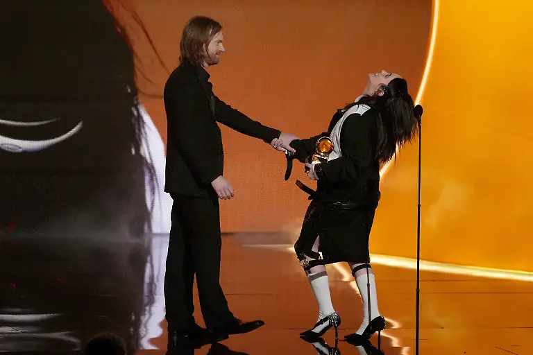 Finneas-l-und-Billie-Eilish-nehmen-den-Preis-fuer-den-Song-des-Jahres-fuer-Wildflower-waehrend-der-68-jaehrlichen-Grammy-Awards-entgegen