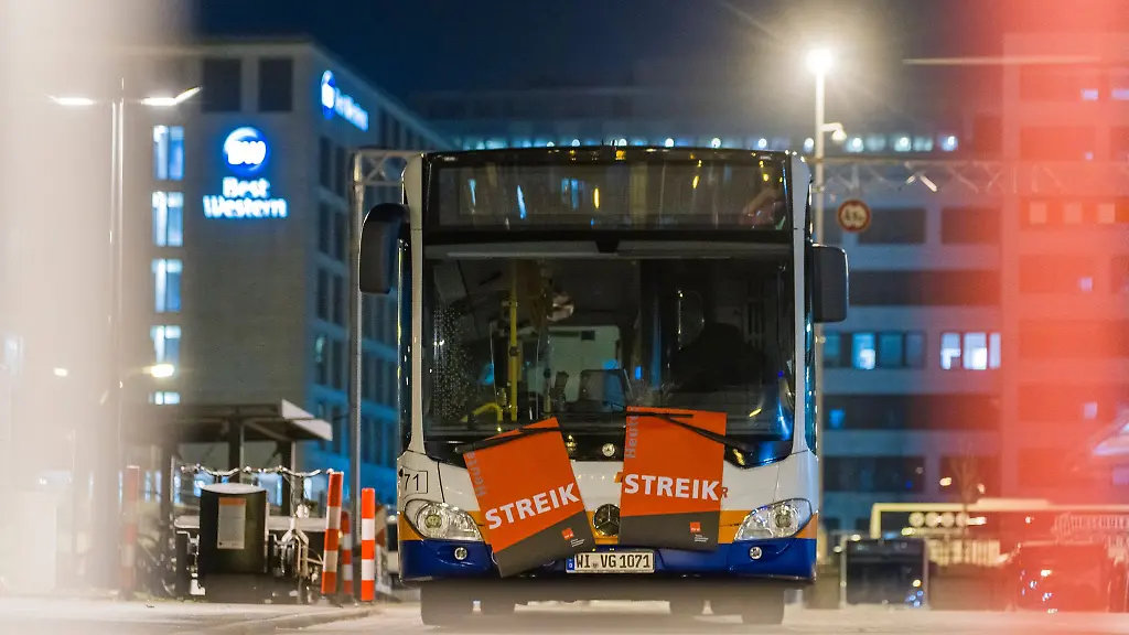 Stillstand-beim-Wiesbadener-Busunternehmen-Eswe-Verkehr-laut-Gewerkschaft-Verdi-fuhren-am-Morgen-wegen-eines-Warnstreiks-in-der-hessischen-Landeshauptstadt-keine-Busse-des-Unternehmens
