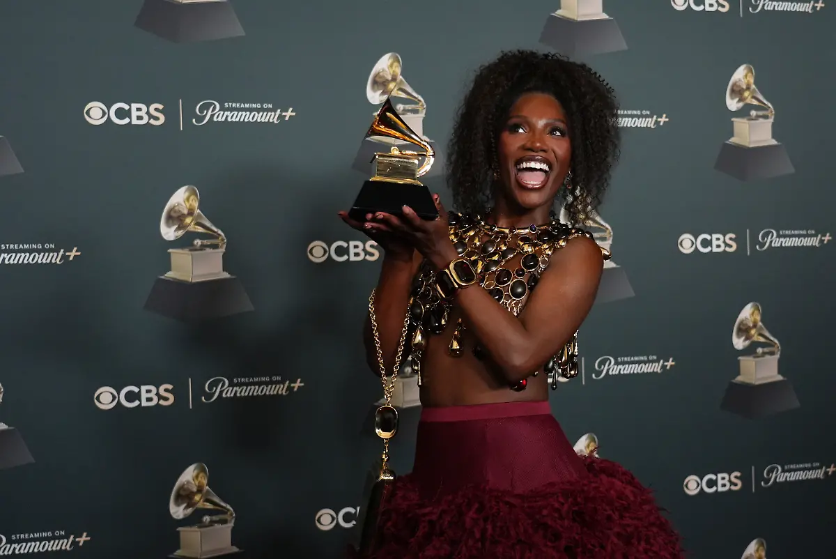 Doechii-posiert-im-Presseraum-mit-dem-Preis-fuer-das-beste-Musikvideo-fuer-Anxiety-waehrend-der-68-jaehrlichen-Grammy-Awards