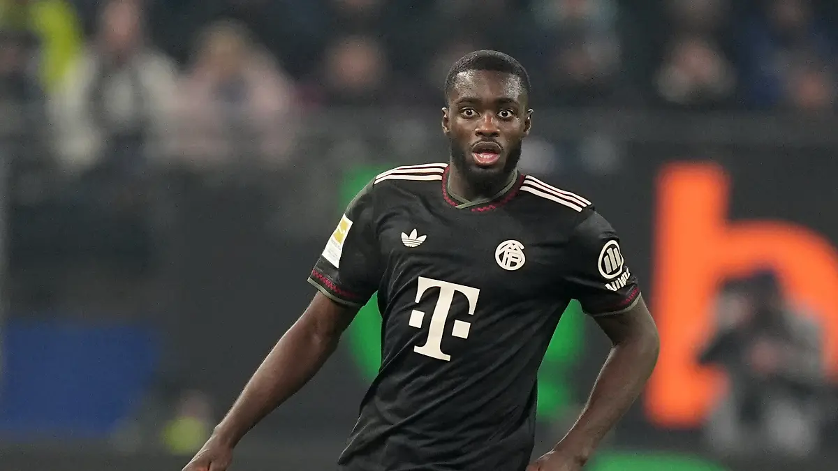 01-02-2026-Hamburg-Fussball-Bundesliga-Hamburger-SV-Bayern-Muenchen-20-Spieltag-im-Volksparkstadion-Dayot-Upamecano-Bayern-Muenchen-in-Aktion-zu-dpa-Hoeness-greift-Upamecanos-Berater-an-Ich-bin-entsetzt-Foto-Marcus-Brandt-dpa-WICHTIGER-HINWEIS-Gemaess-den-Vorgaben-der-DFL-Deutsche-Fussball-Liga-bzw-des-DFB-Deutscher-Fussball-Bund-ist-es-untersagt-in-dem-Stadion-und-oder-vom-Spiel-angefertigte-Fotoaufnahmen-in-Form-von-Sequenzbildern-und-oder-videoaehnlichen-Fotostrecken-zu-verwerten-bzw-verwerten-zu-lassen