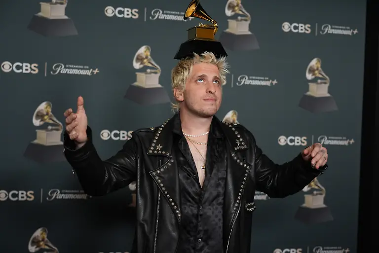 Andrew-Watt-poses-in-the-press-room-with-the-award-for-best-dance-pop-recording-for-Abracadabra-during-the-68th-annual-Grammy-Awards-on-Sunday-Feb-1-2026-in-Los-Angeles