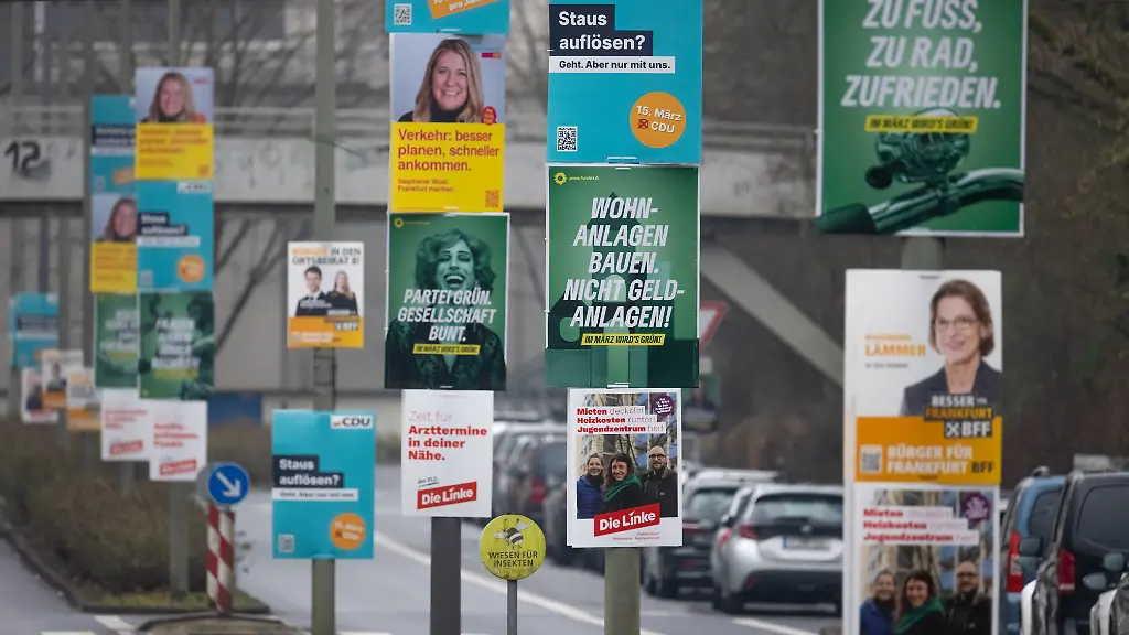 Zahlreiche-Wahlplakate-fuer-die-Kommunalwahl-2026-haengen-im-Frankfurter-Nordwesten-an-mehreren-Laternenmasten-hintereinander-Die-hessische-Landesregierung-hat-den-15-Maerz-2026-als-Wahltag-fuer-die-Kommunalwahlen-in-Hessen-festgelegt-An-diesem-Tag-finden-in-Frankfurt-am-Main-die-Wahlen-der-Stadtverordnetenversammlung-und-der-16-Ortsbeiraete-statt