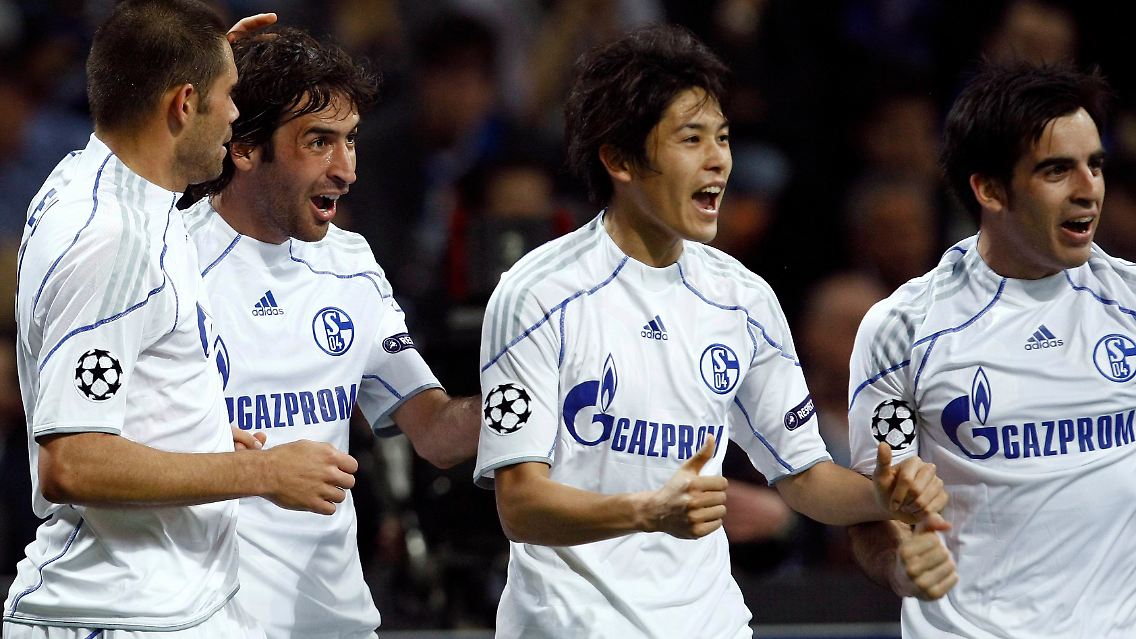 Glesenkirchen wie es singt und lacht: Edu, Raúl, Atsuto Uchida und Manuel Jurado feiern in San Siro.