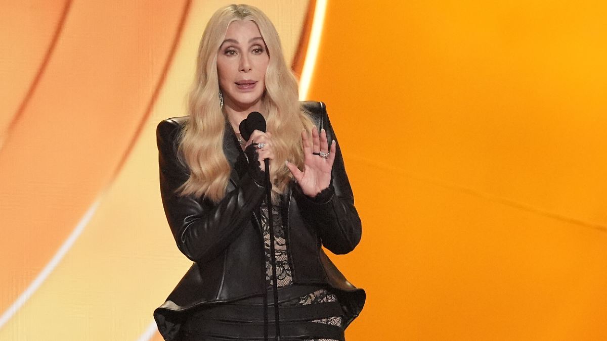 Nach-wirrem-Bambi-mit-Gottschalk-Cher-f-llt-bei-den-Grammys-aus-der-Rolle