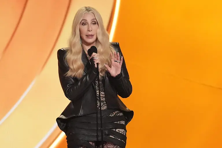 Cher-nimmt-den-Preis-fuer-ihr-Lebenswerk-waehrend-der-68-jaehrlichen-Grammy-Awards-entgegen