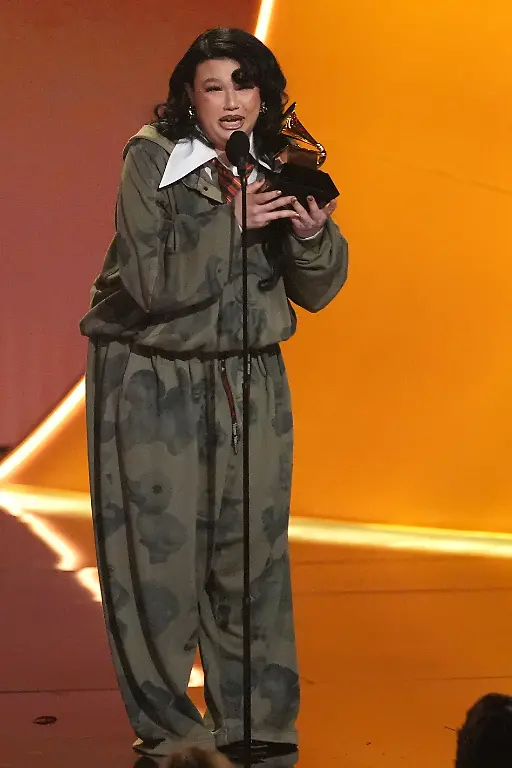 Lola-Young-accepts-the-award-for-best-pop-solo-performance-for-Messy-during-the-68th-annual-Grammy-Awards-on-Sunday-Feb-1-2026-in-Los-Angeles