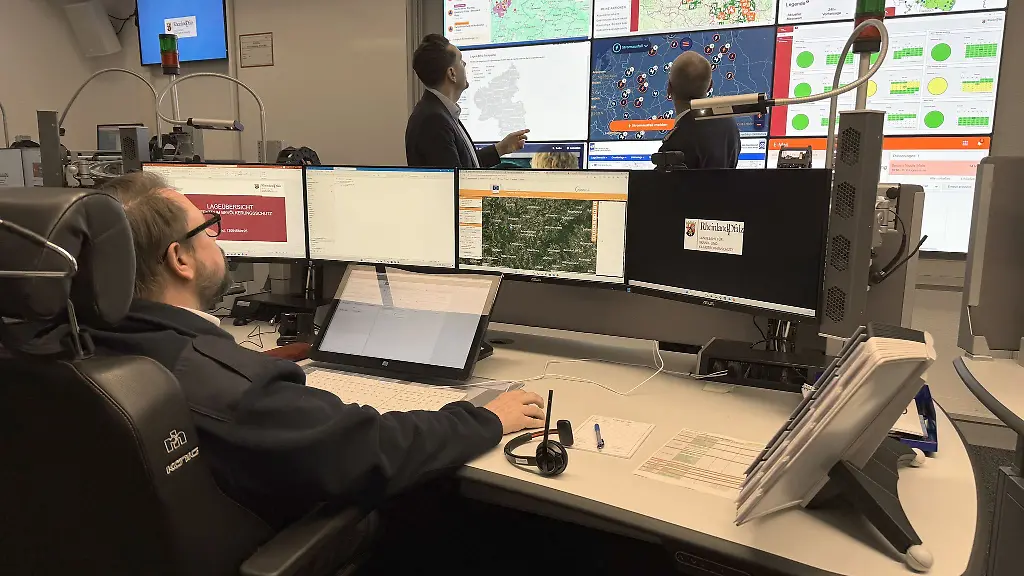 Die-Spinne-im-Netz-im-neuen-Landesamt-fuer-Brand-und-Katastrophenschutz-in-Koblenz-sollen-die-Faeden-bei-Lagen-zusammenlaufen