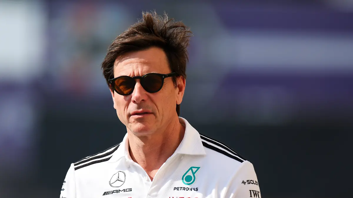 Toto-Wolff-Executive-Director-of-Mercedes-AMG-Petronas-F1-Team-Race-F1-Grand-Prix-of-Abu-Dhabi-am-07-December-2025-in-Abu-Dhabi-United-Arab-Emirates-Foto-von-Diogo-Cardoso-DeFodi-Images-Toto-Wolff-Executive-Director-of-Mercedes-AMG-Petronas-F1-Team-Race-F1-Grand-Prix-of-Abu-Dhabi-Yas-Marina-Circuit-on-December-7-2025-in-Abu-Dhabi-United-Arab-Emirates