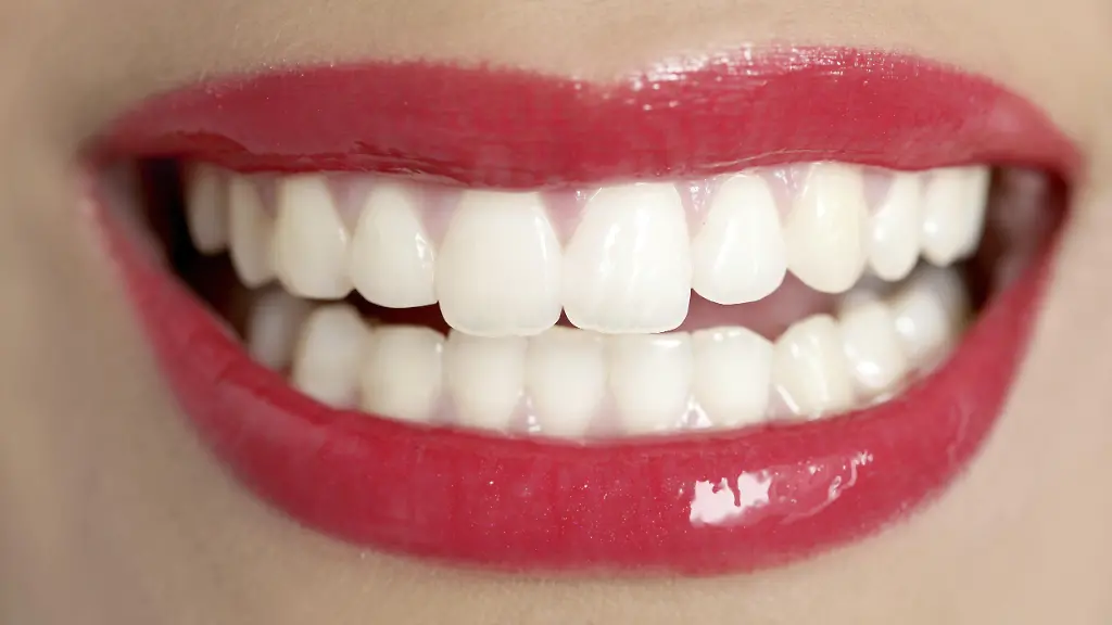 Schoene-Frau-perfekte-Zaehne-Laecheln-mit-roten-Lippen-Modellfreigabe-vorhanden