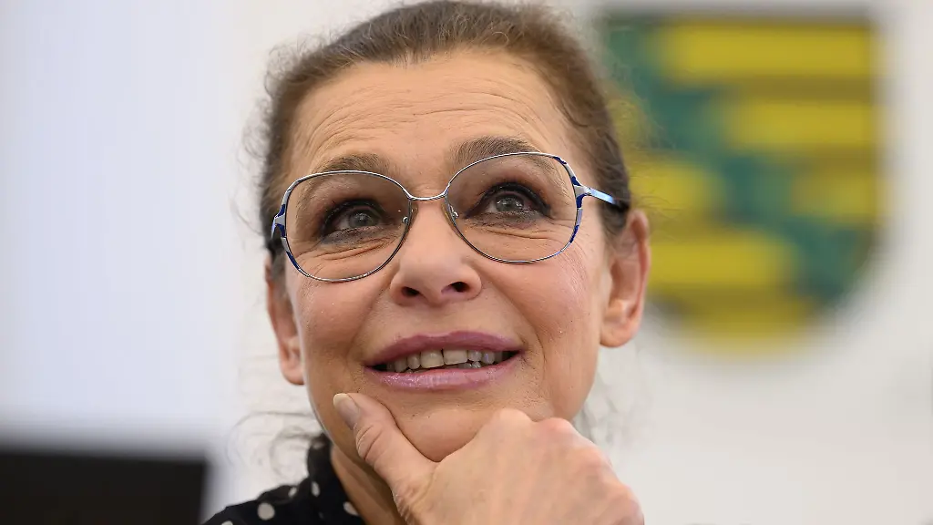 Das-Oberverwaltungsgericht-verhandelt-erneut-im-Fall-ueber-die-Normenkontrollklage-der-Musikerin-Julia-Neigel-gegen-eine-saechsische-Corona-Schutzverordnung